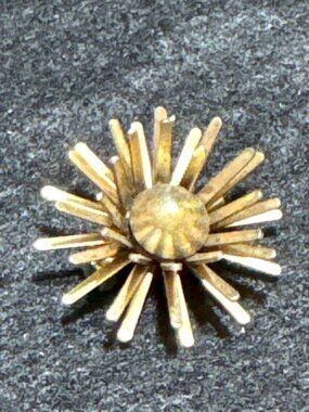 Vintage Unbranded Gold-Tone Starburst Brooch Pin Mid-Century Retro Style 2 Inche